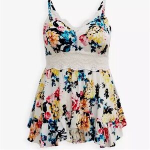 New lace Torrid White Floral Smocked Top nwot